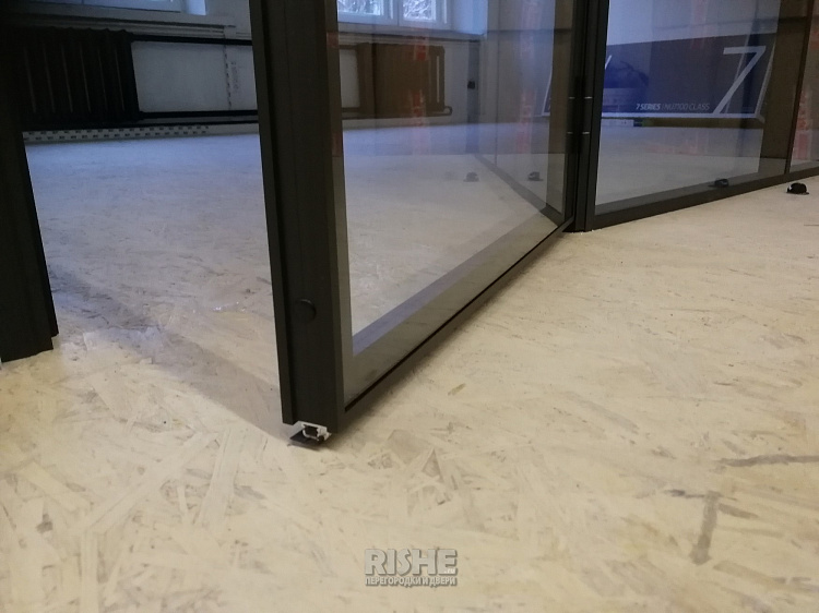 Стеклянные двойные офисные перегородки и двери в черном профиле Slim (10).jpg